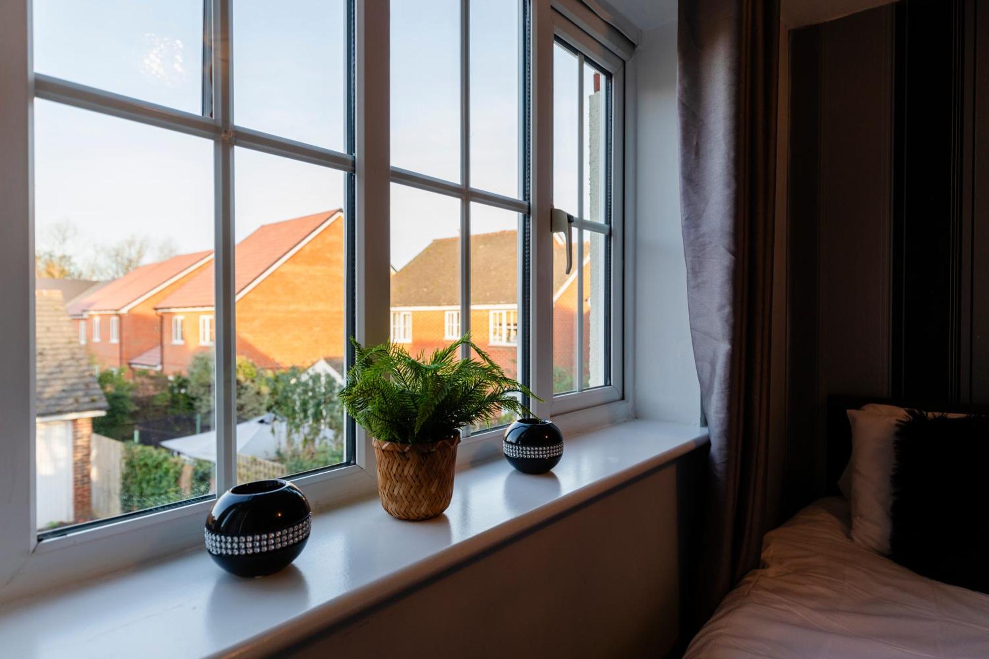 Chichester Retreat House With Free Parking Экстерьер фото