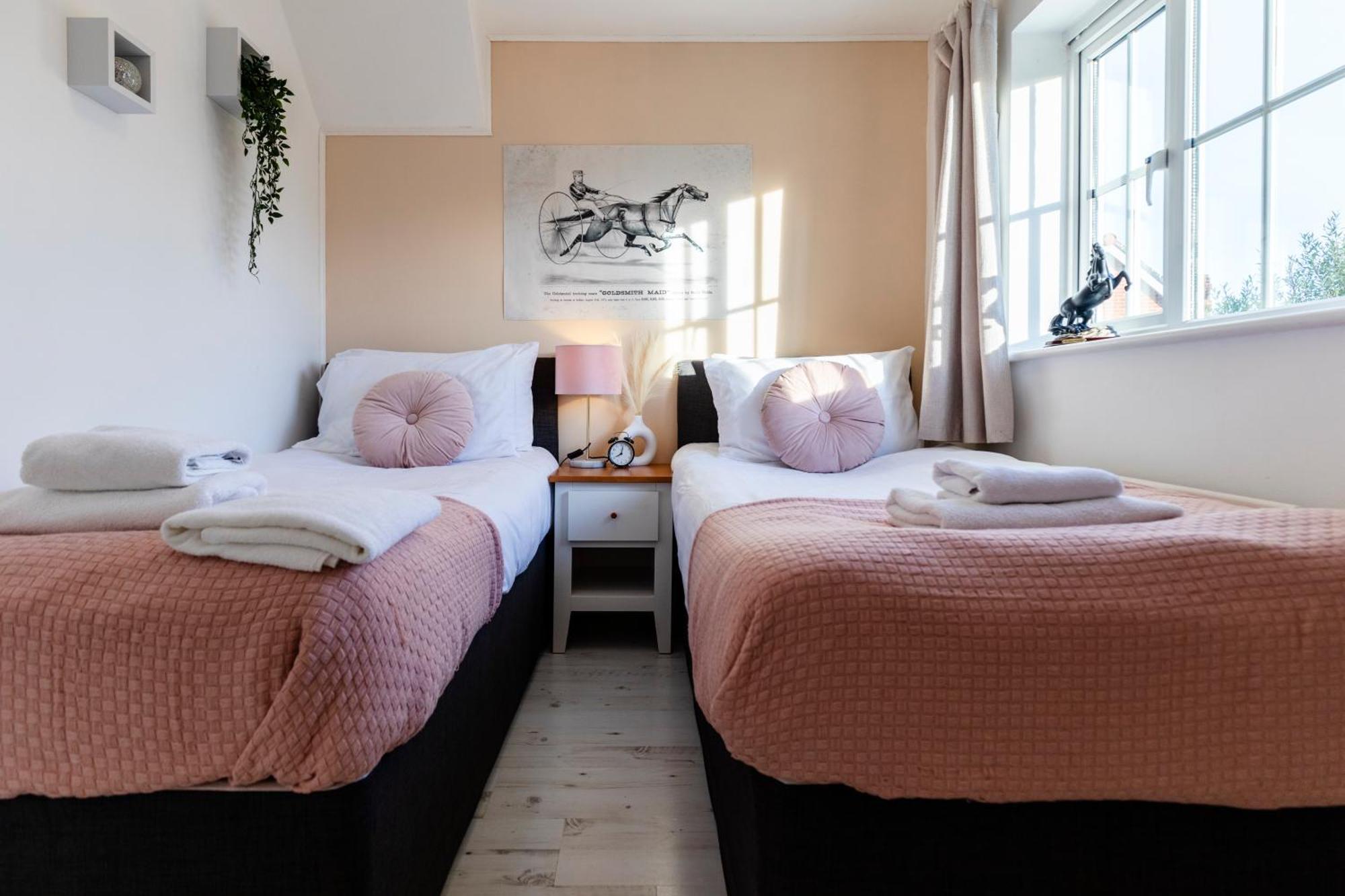 Chichester Retreat House With Free Parking Экстерьер фото